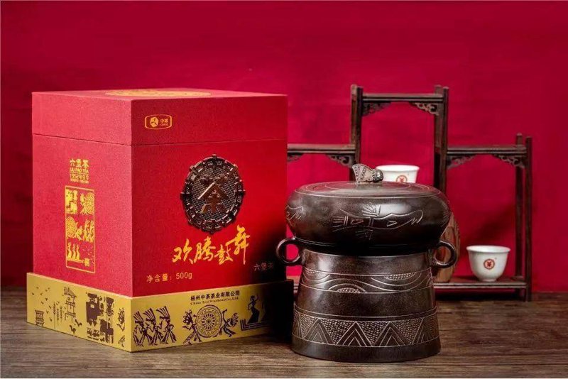青岛茶叶女，一个怎样的形象？她们不仅拥有迷人的外表，更有着深厚的茶艺底蕴。
